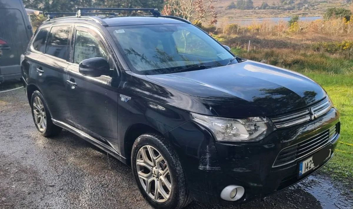 Mitsubishi Outlander SUV Hybrid Plug-in - Image 3