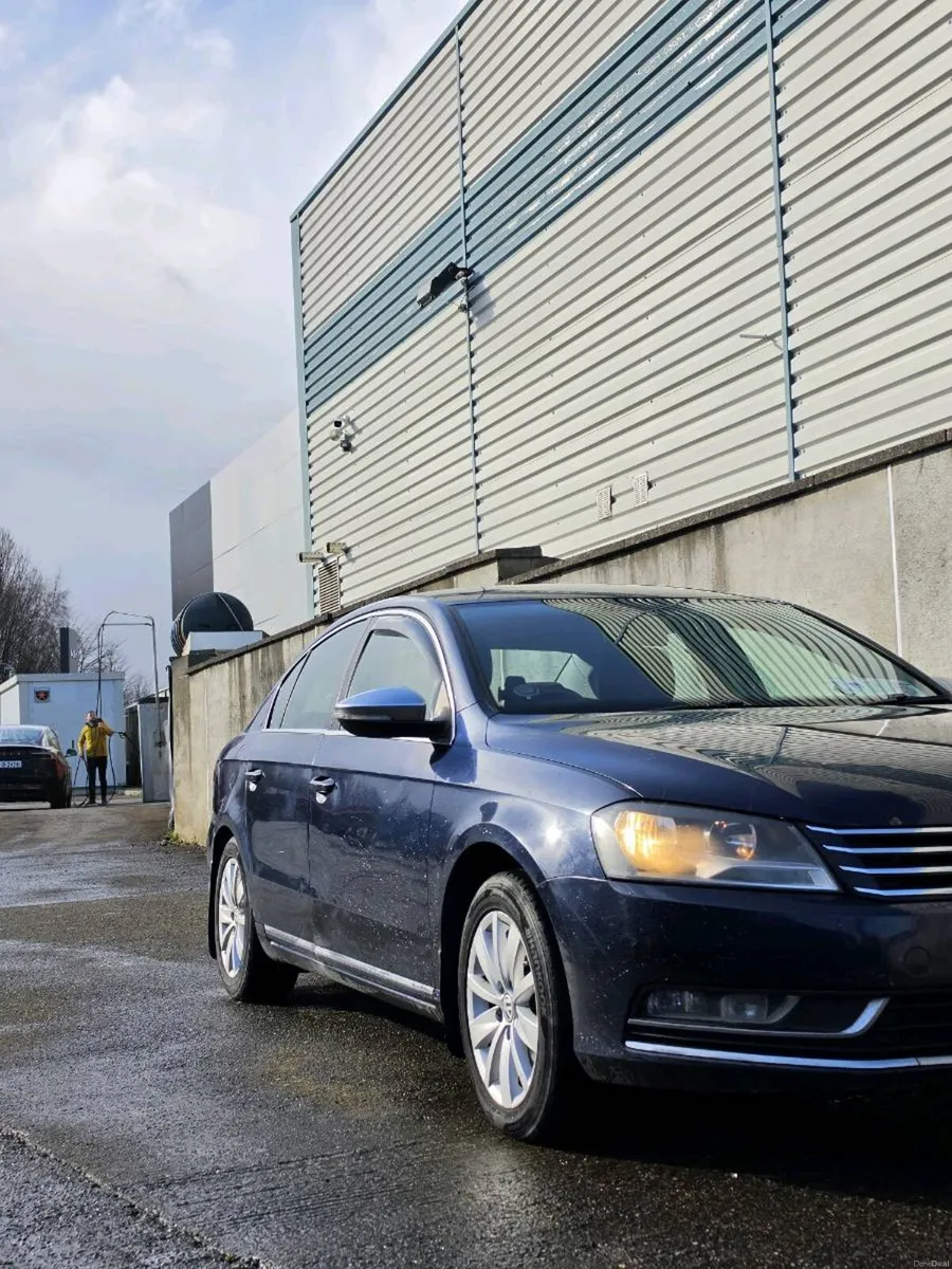 Volkswagen Passat 2011 - Image 2