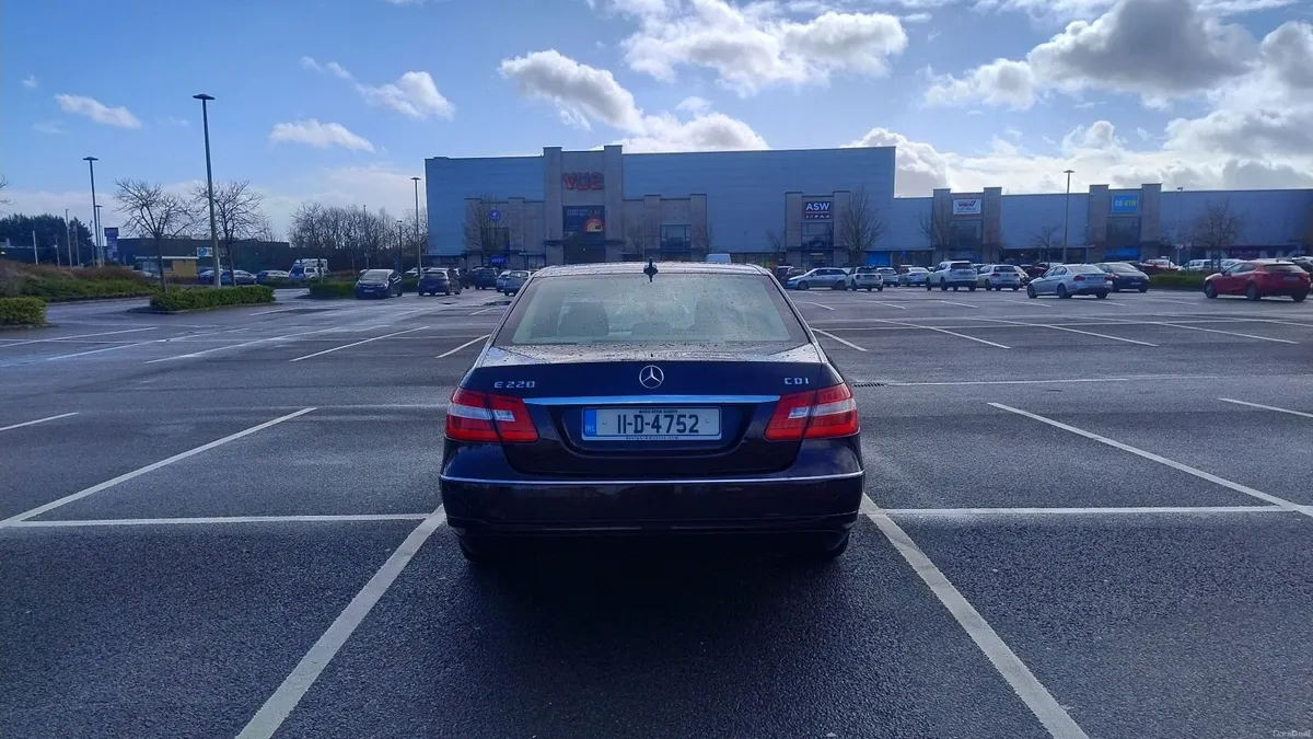 Mercedes-Benz E-Class 2011 - Image 2