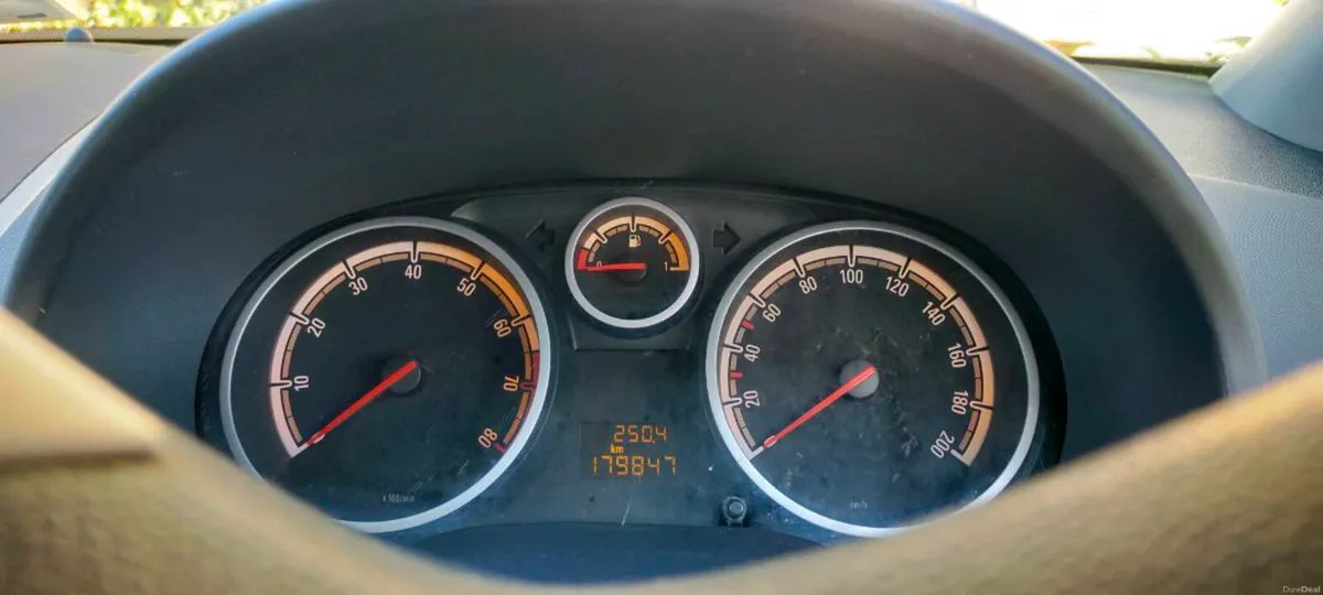 Opel Corsa 1.2l Hatchback - Image 2