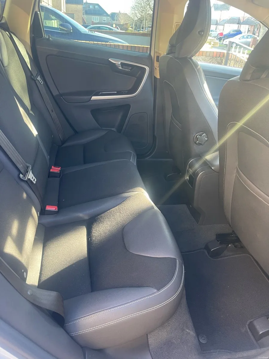 Volvo XC60 ES DrivE D3 - Image 4