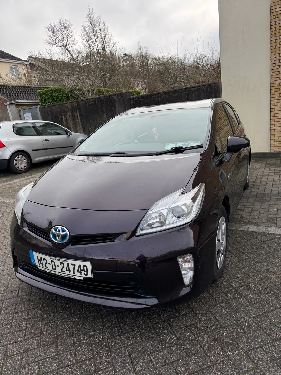 2014 (142) Toyota Prius - Image 2