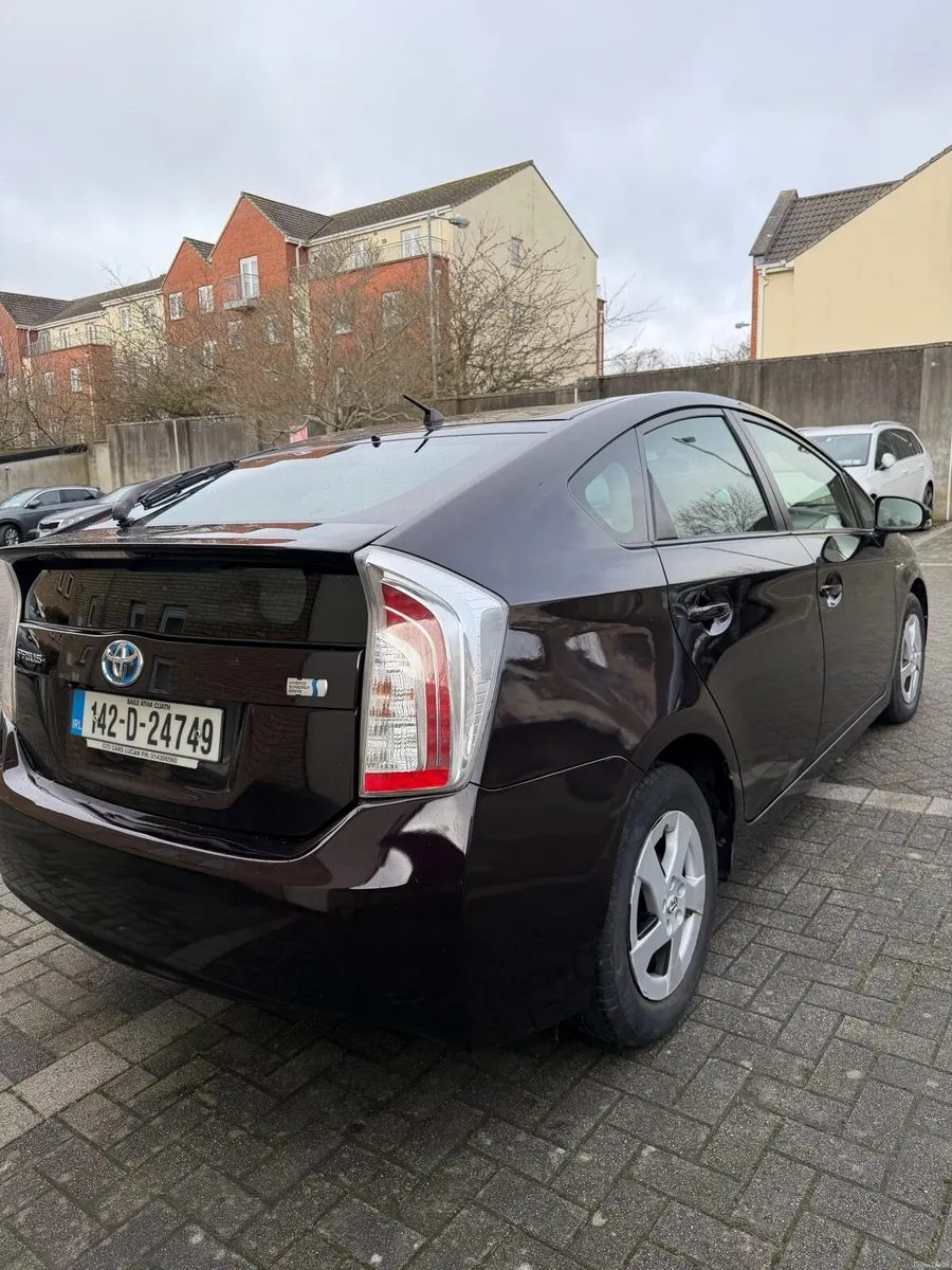 2014 (142) Toyota Prius - Image 4