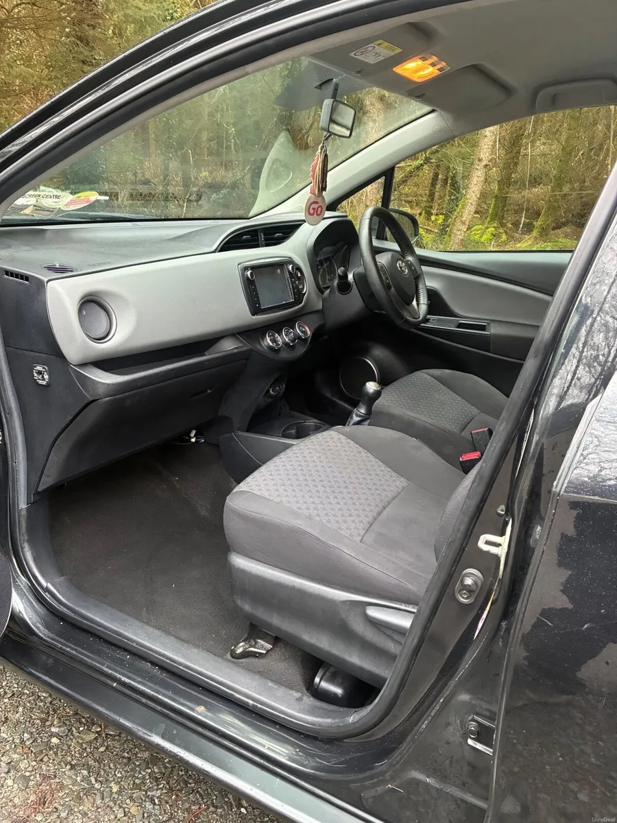 Toyota Yaris 2015 - Image 2