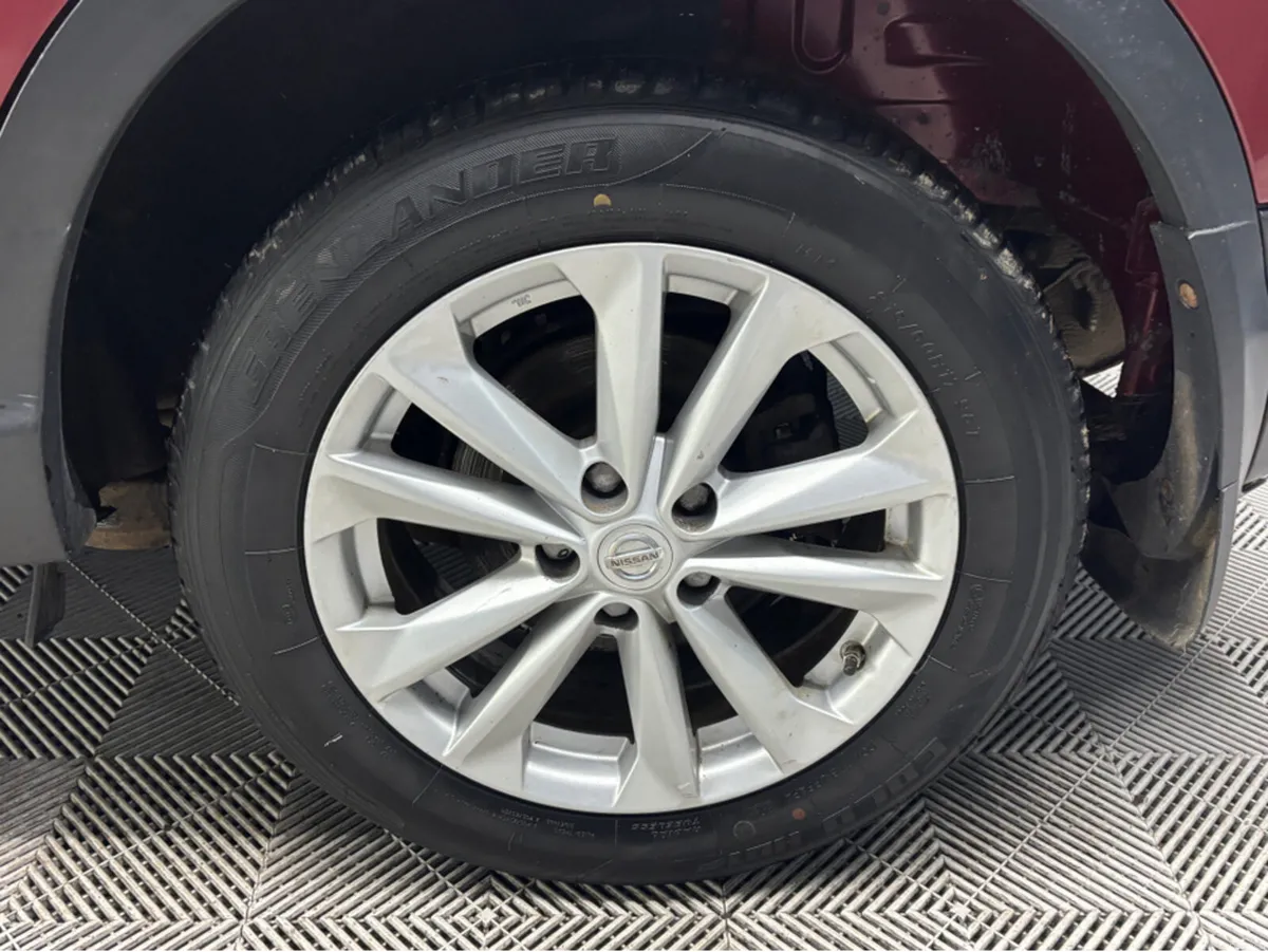 Nissan Qashqai 1.6 SV **FOUR WHEEL DRIVE ** - Image 2