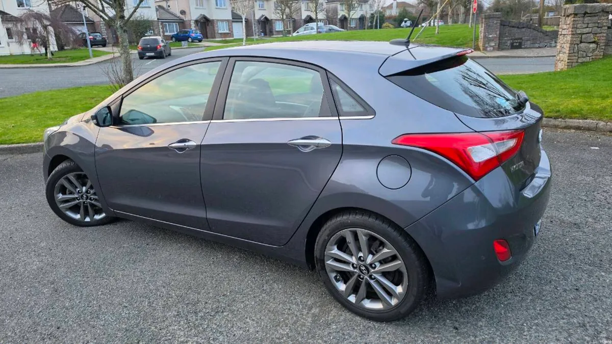 Exclusive Hyundai i30 Deluxe Automatic - Image 3