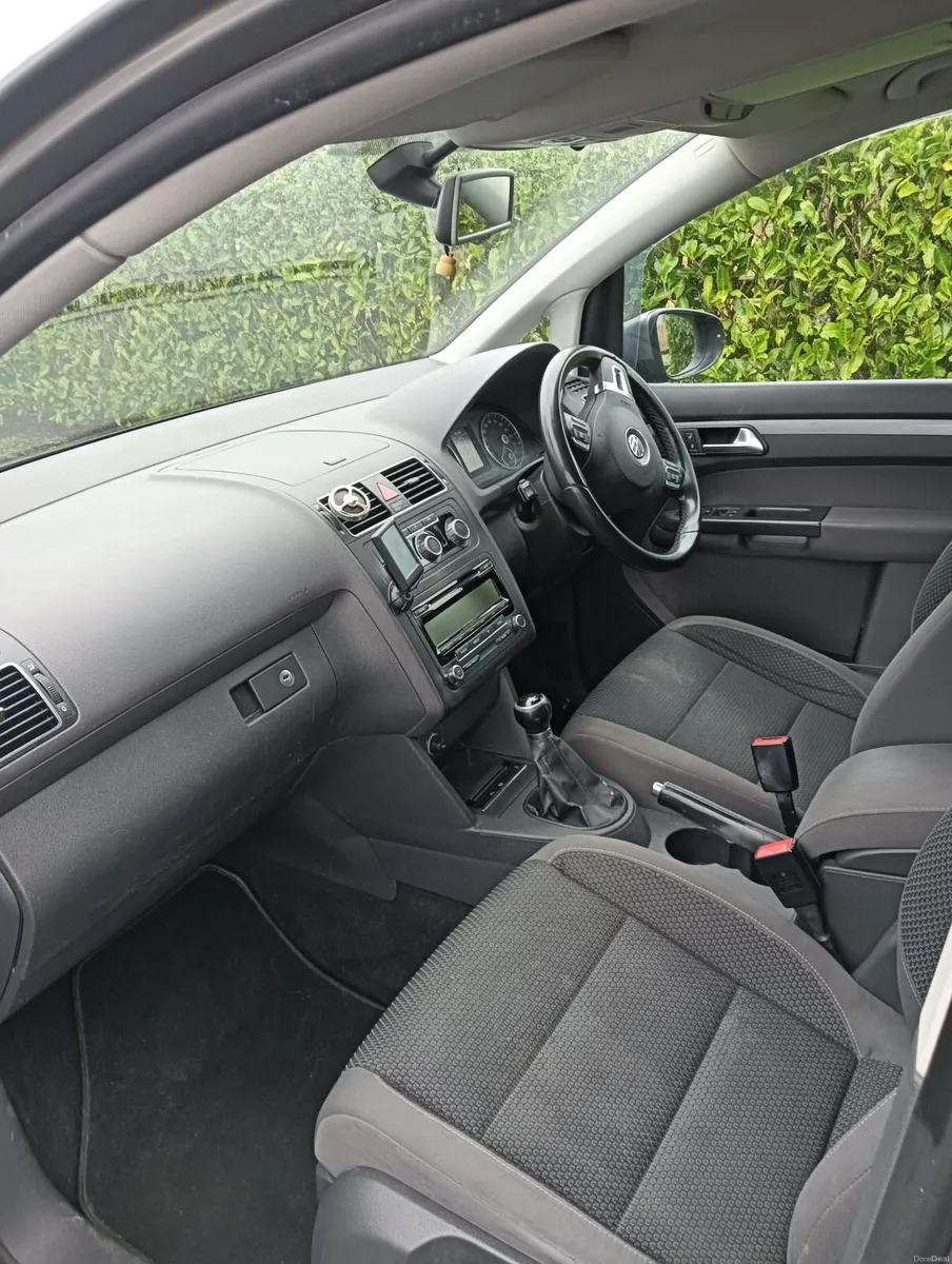 Volkswagen Touran 2011 - Image 4