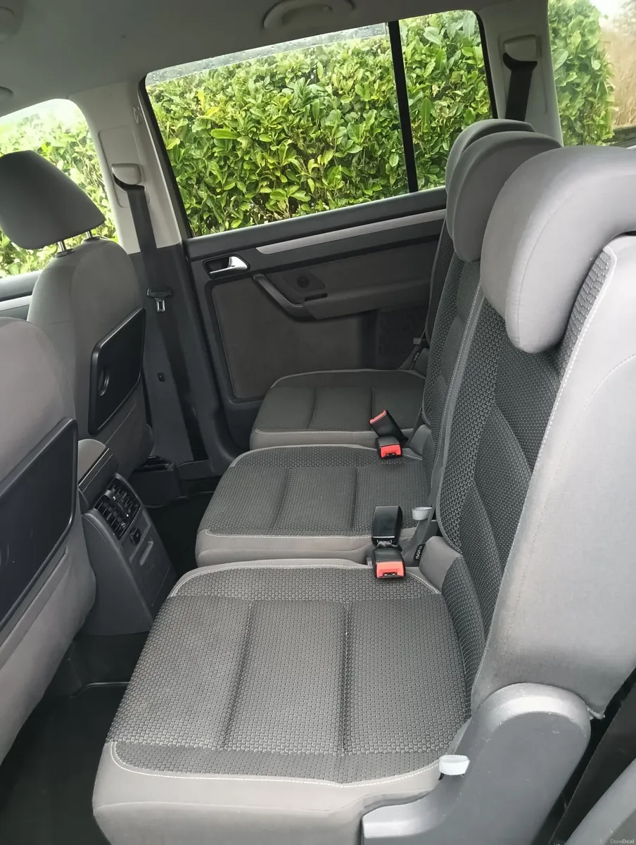 Volkswagen Touran 2011 - Image 2