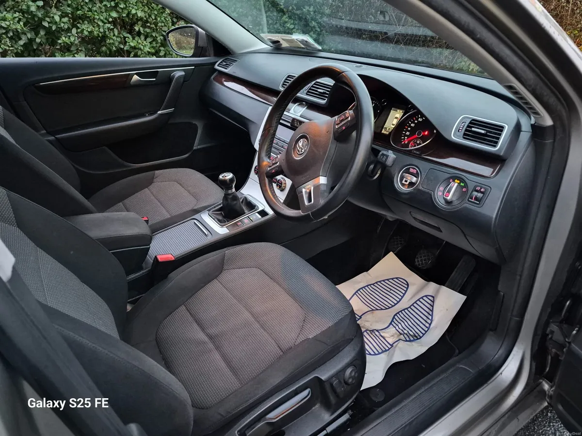Volkswagen Passat 2012 - Image 2