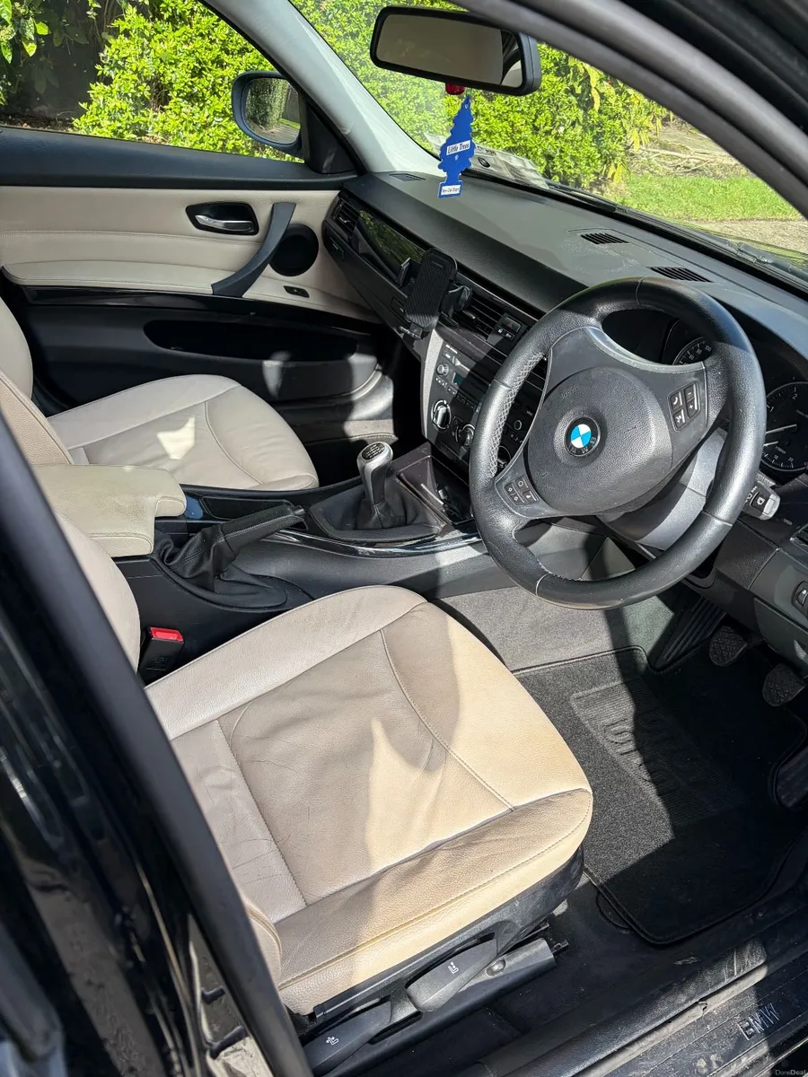 BMW 3-Series 2011 - Image 4