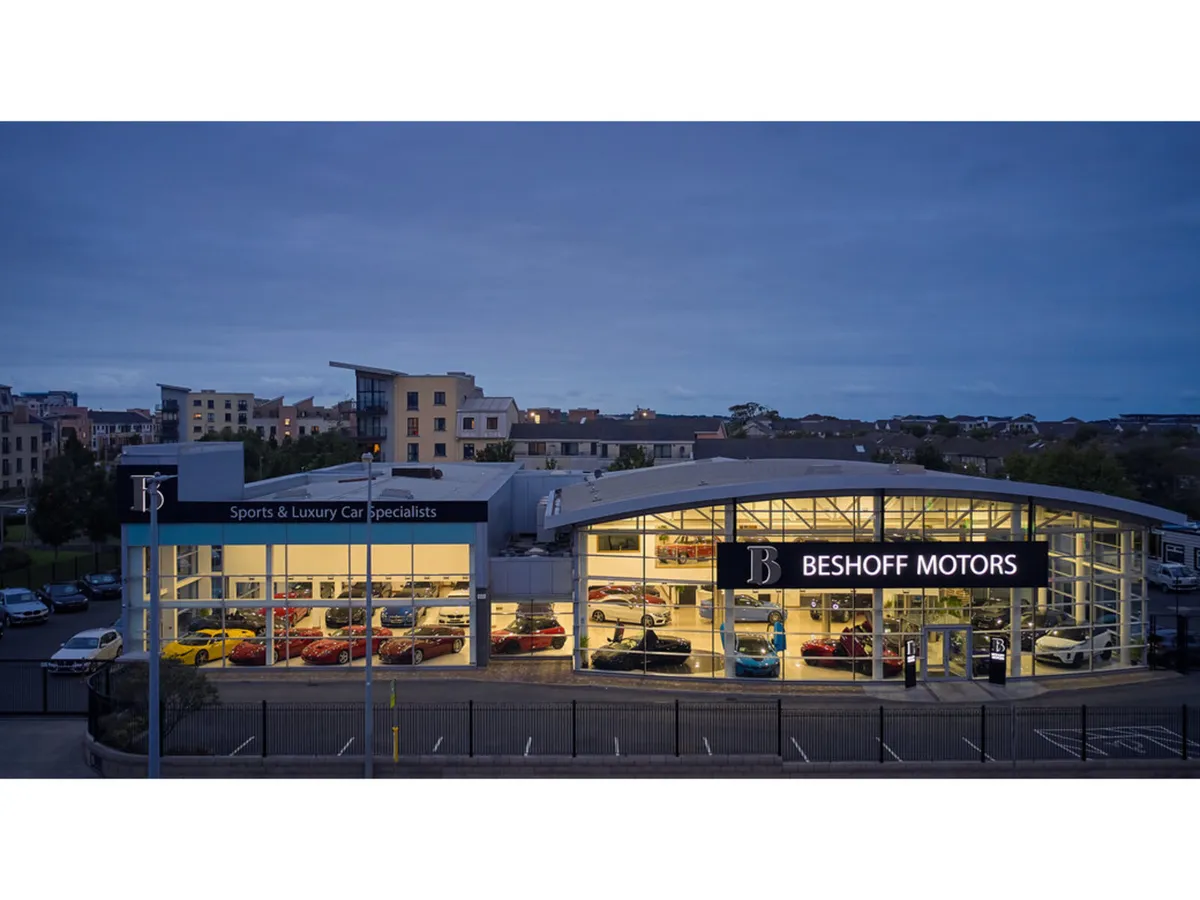 Mercedes-Benz EQB 300 4MATIC AMG LINE PREMIUM PLUS - Image 2