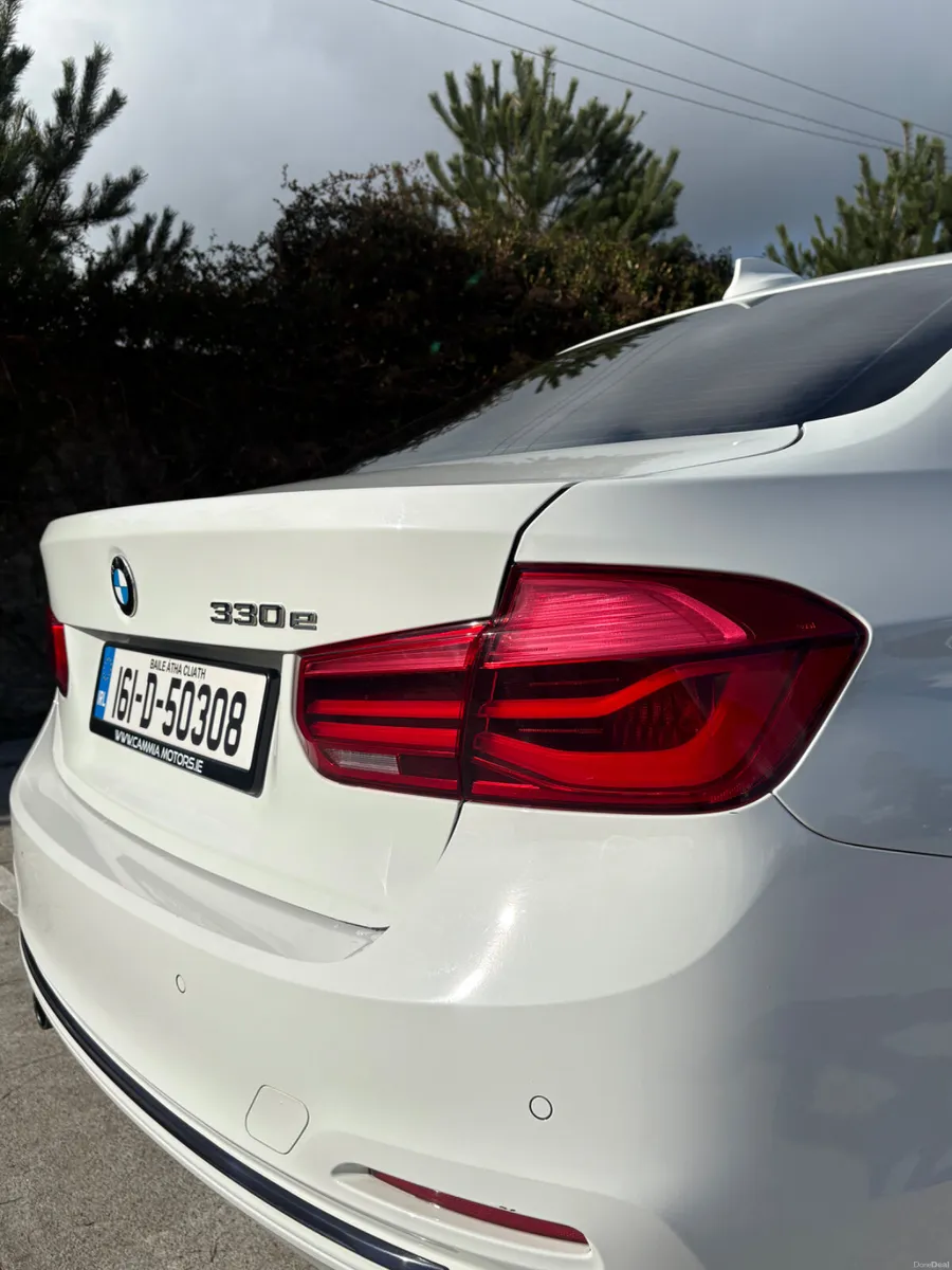 BMW 3-Series 330e - Image 5