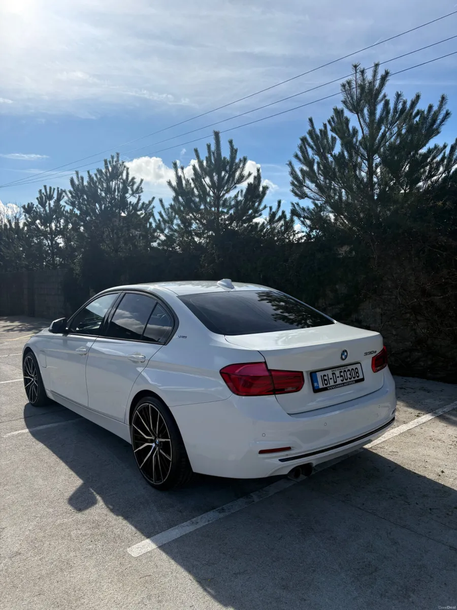 BMW 3-Series 330e - Image 4