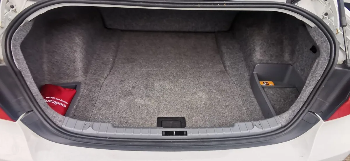 BMW 3-Series 2011 - Image 4