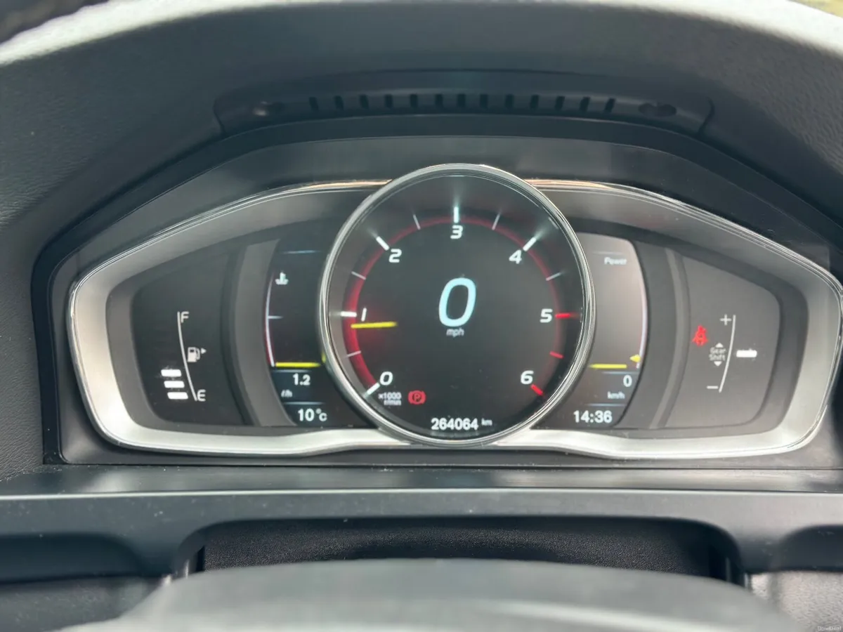 2014 Volvo V60 R-Design D2 - Image 4