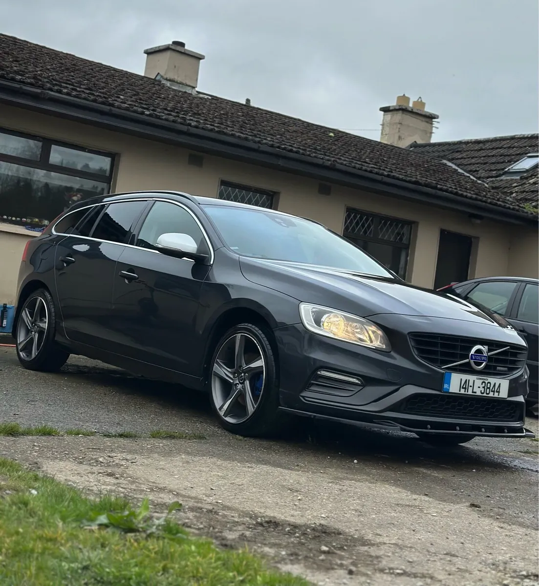 2014 Volvo V60 R-Design D2 - Image 2