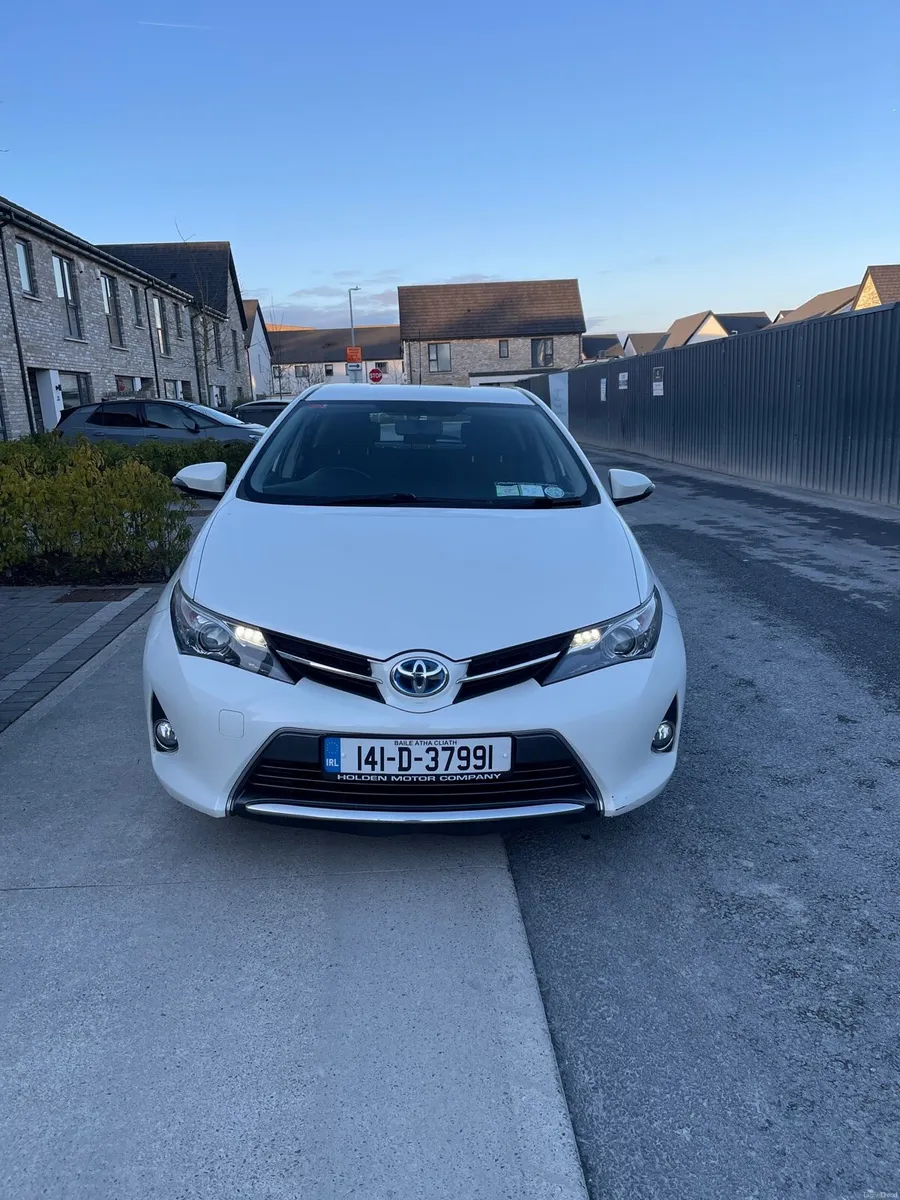 2014 Toyota Auris Petrol Hybrid - Image 1