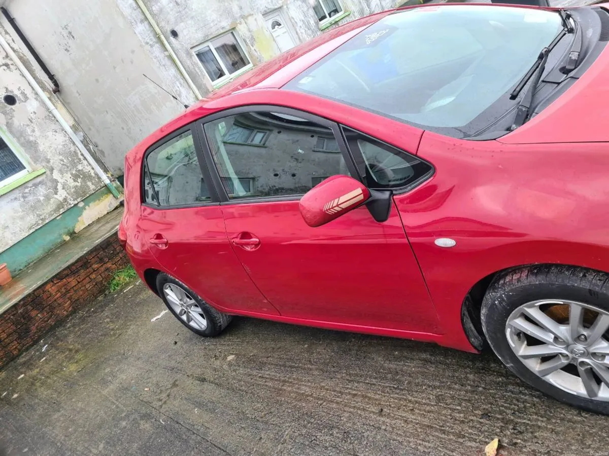 Toyota Auris 2009 - Image 2