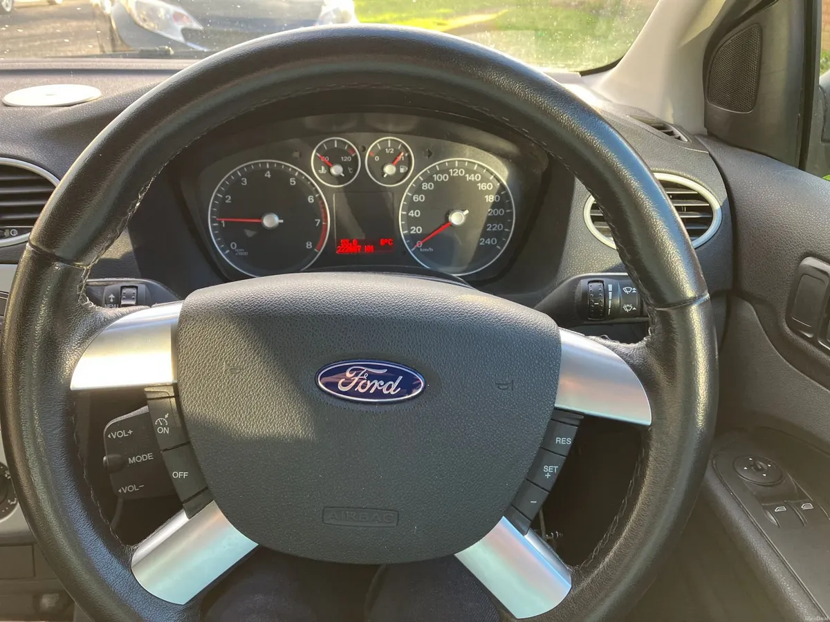 Ford Focus 2010 - Image 2