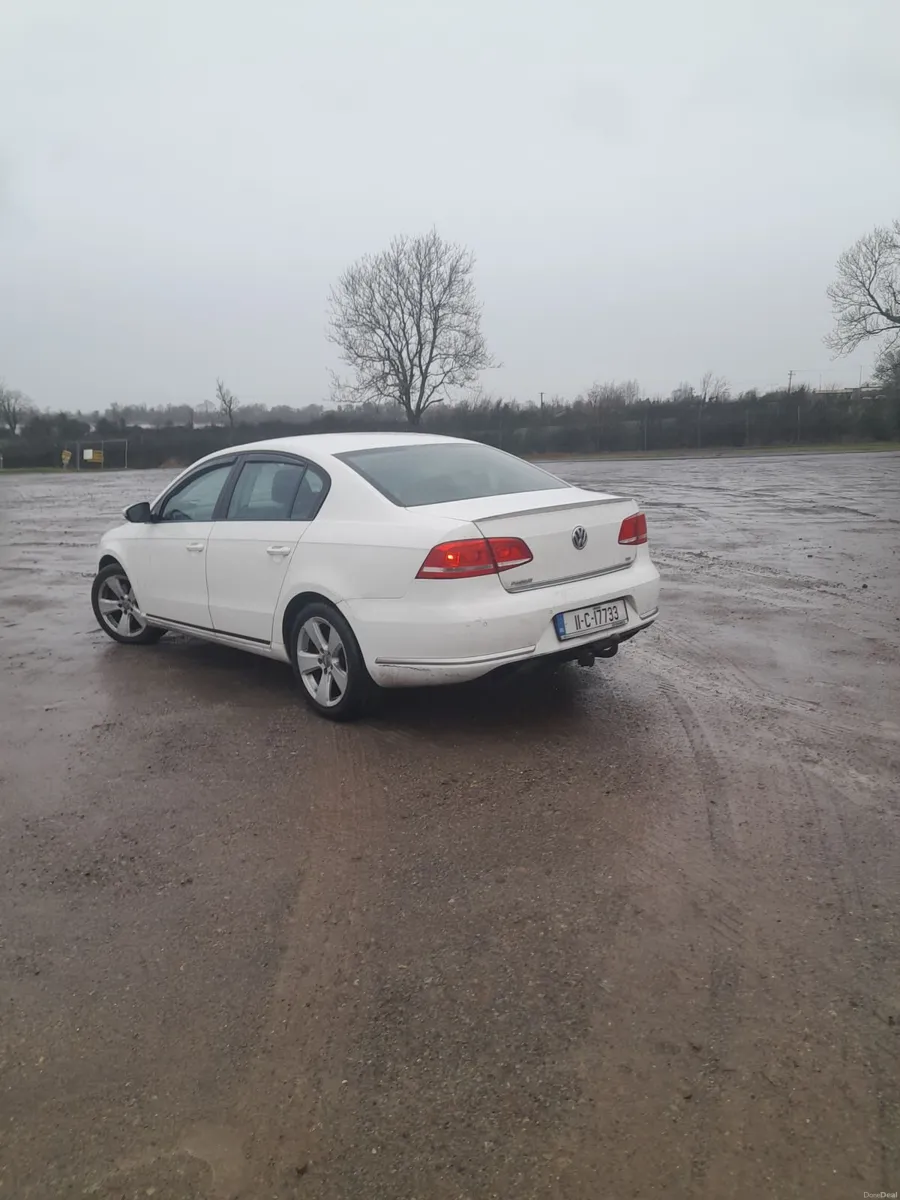 Volkswagen Passat 2011 - Image 2