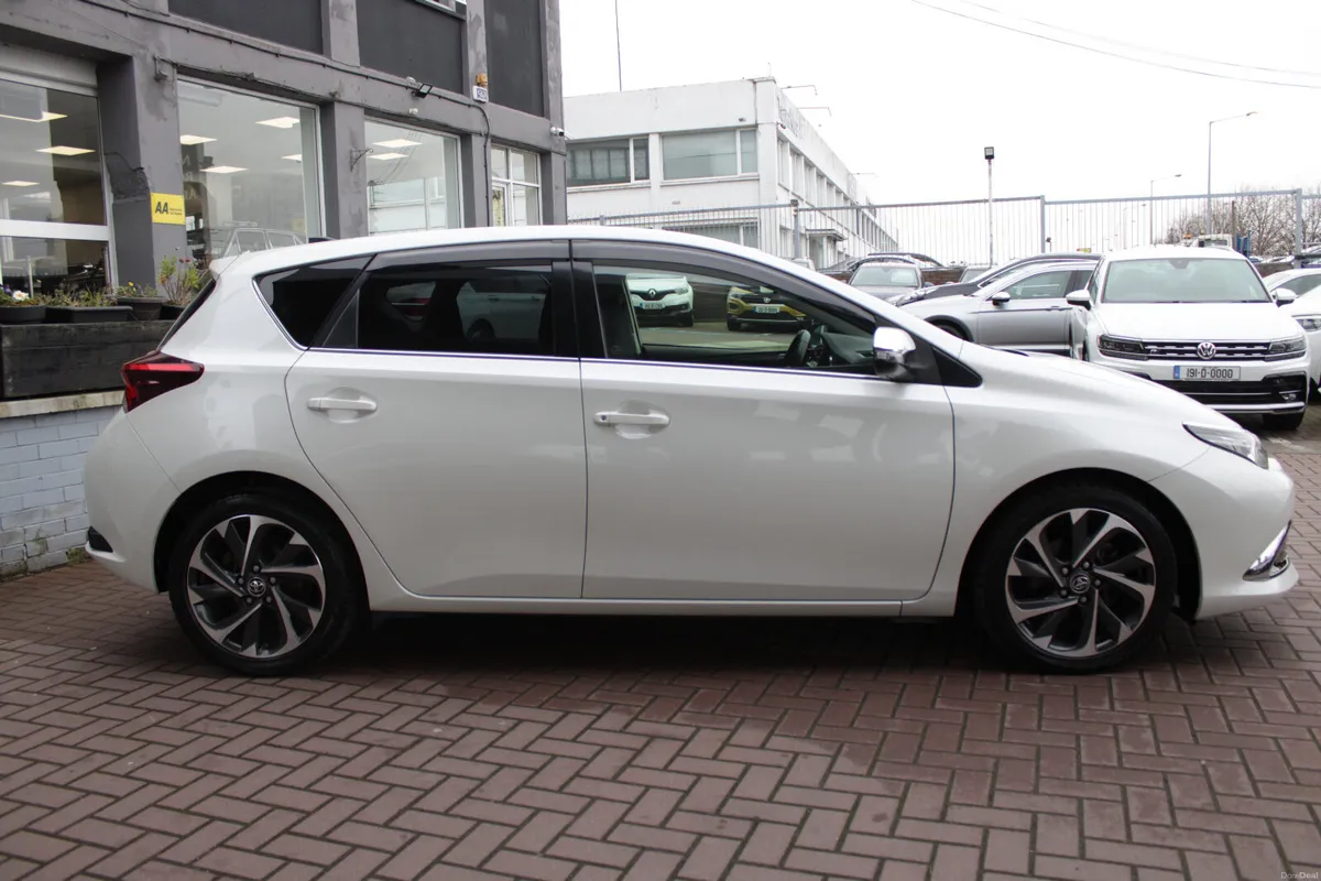 TOYOTA AURIS 1.8 HYBRID 5DR HATCHBACK AUTO - Image 3