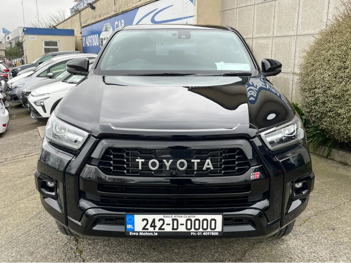 Toyota Hilux GR SPORT AUTOMATIC 2.4 DIESEL //LOW M - Image 2