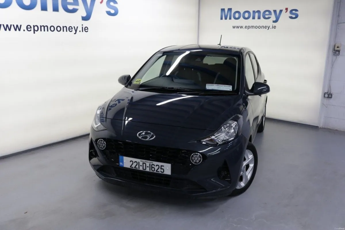Hyundai i10 DELUXE 1.0L PETROL HATCHBACK - Image 1