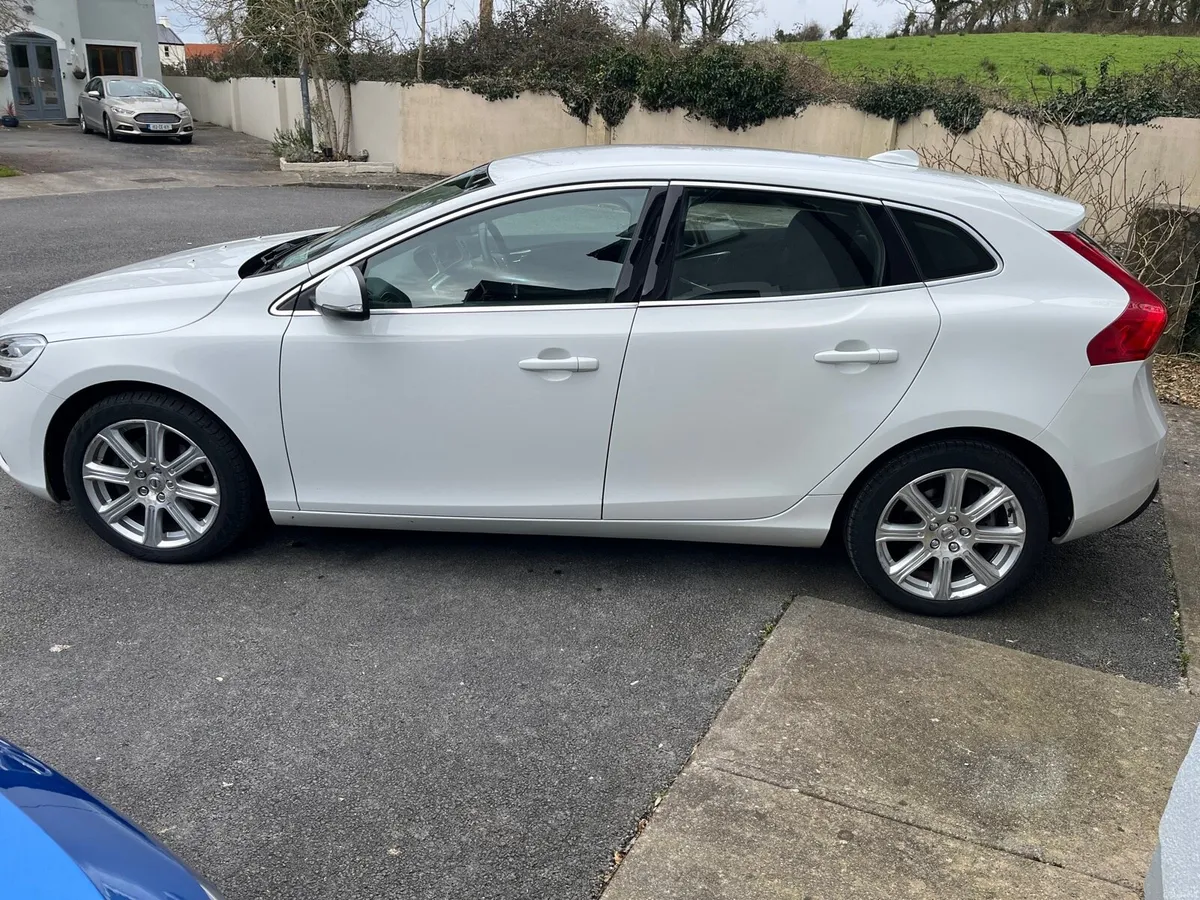 Volvo V40 T2 Inscription - Image 1