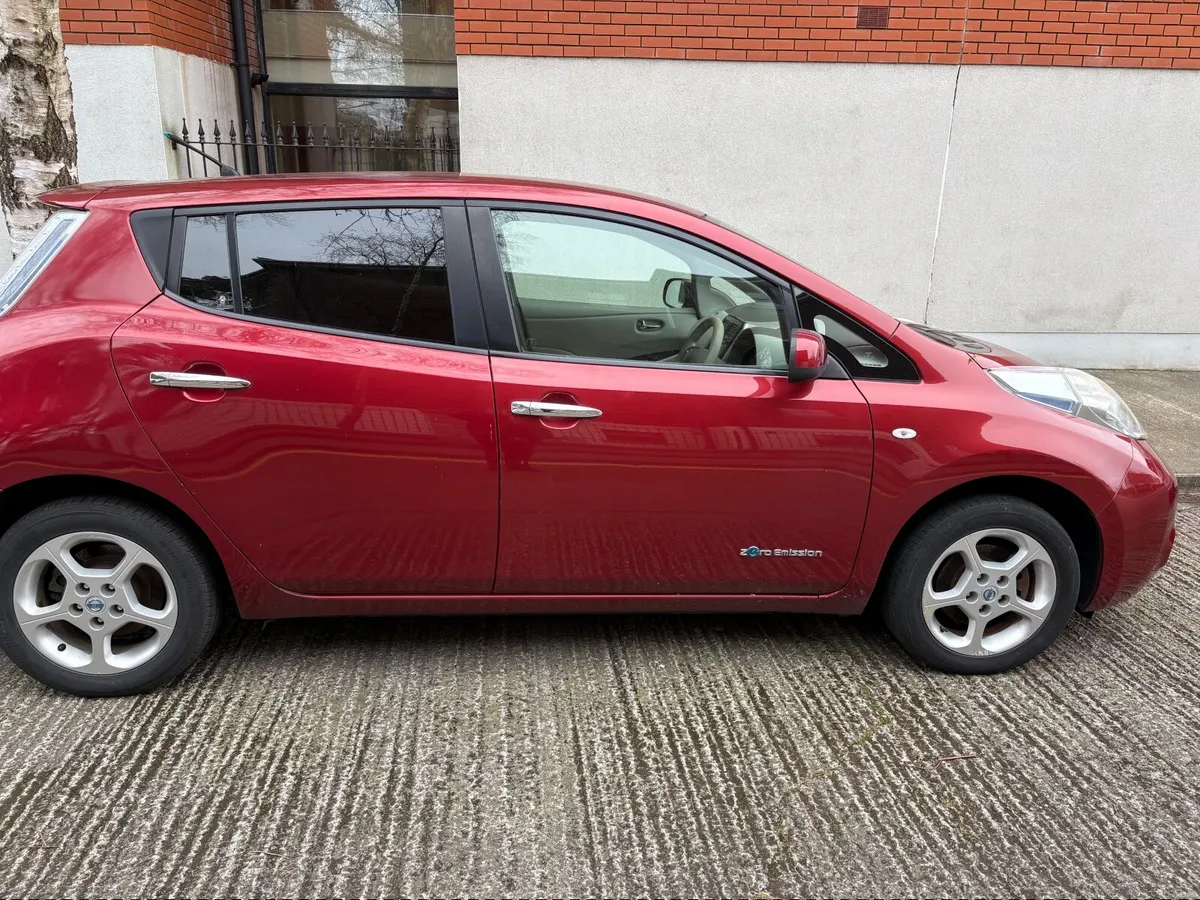 Nissan Leaf 2011 read the ad - Image 1