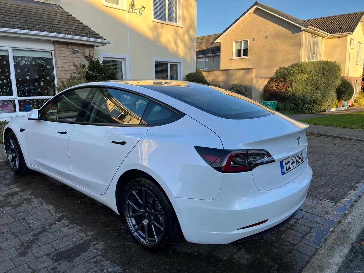 Tesla Model 3 2021 - Image 2