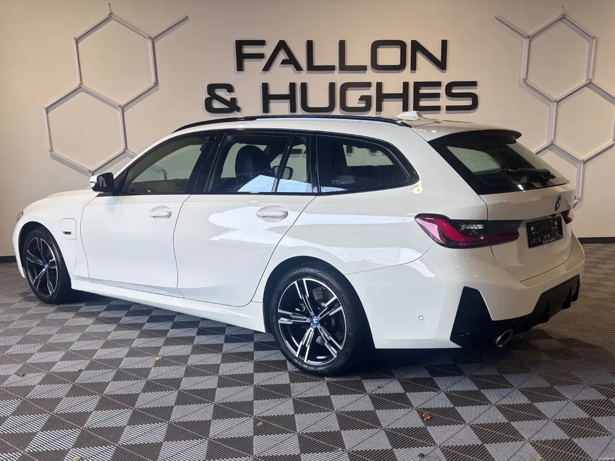 BMW 3 SERIES 330e M SPORT AUTO HYBRID ESTATE - Image 4