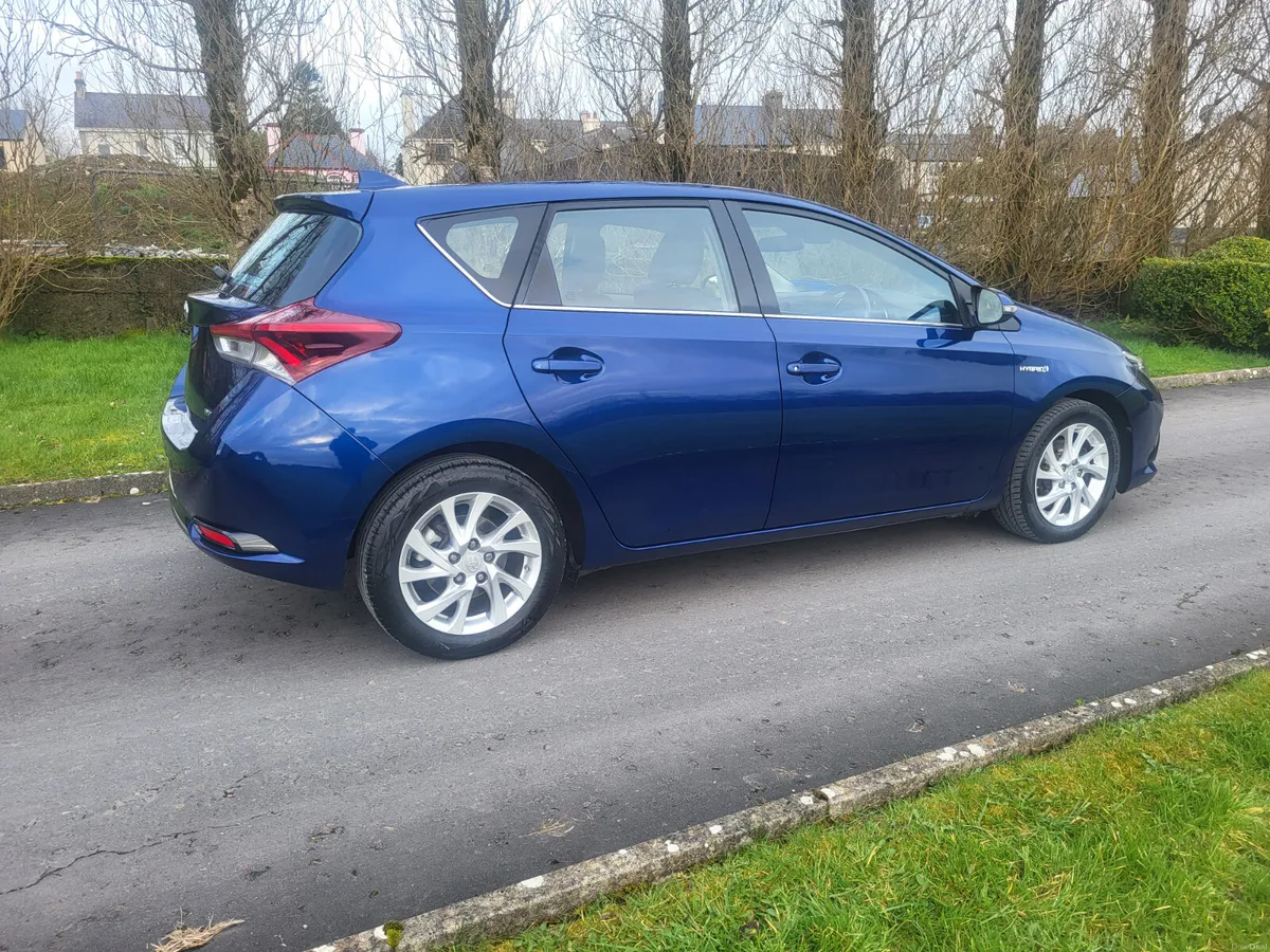 Toyota Auris HYBRID AUTOMATIC - Image 2