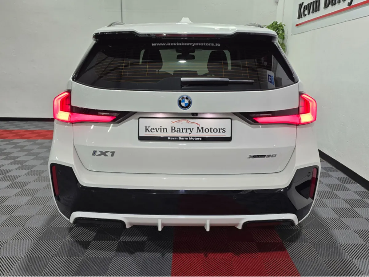 BMW iX1 30 M SPORT X-DRIVE AUTOMATIC **ONE OWNER / - Image 4