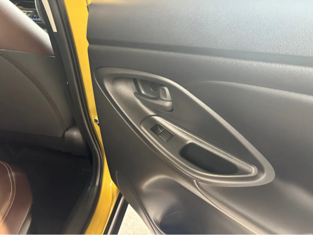 Toyota Yaris Yaris Cross 1.5 Selfcharing hybrid on - Image 2