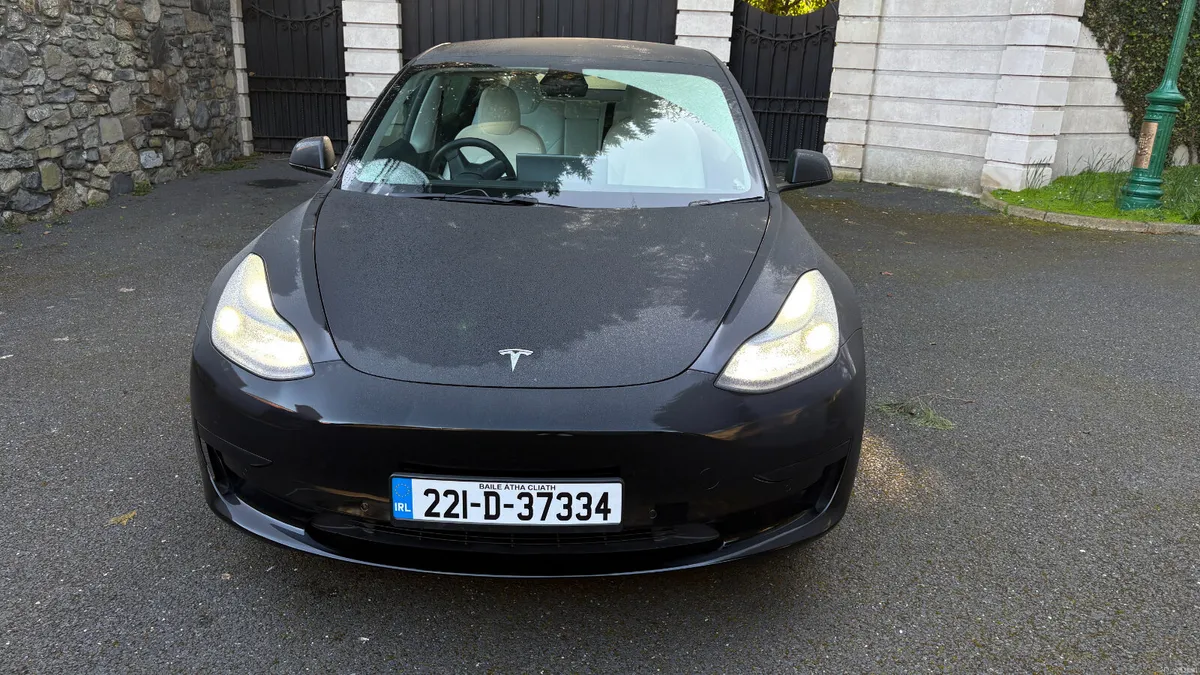 Tesla Model 3 2022 RWD White Interior - Image 3