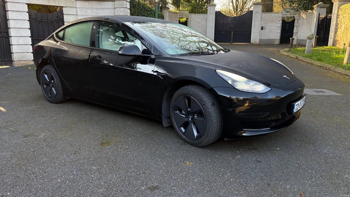 Tesla Model 3 2022 RWD White Interior - Image 2
