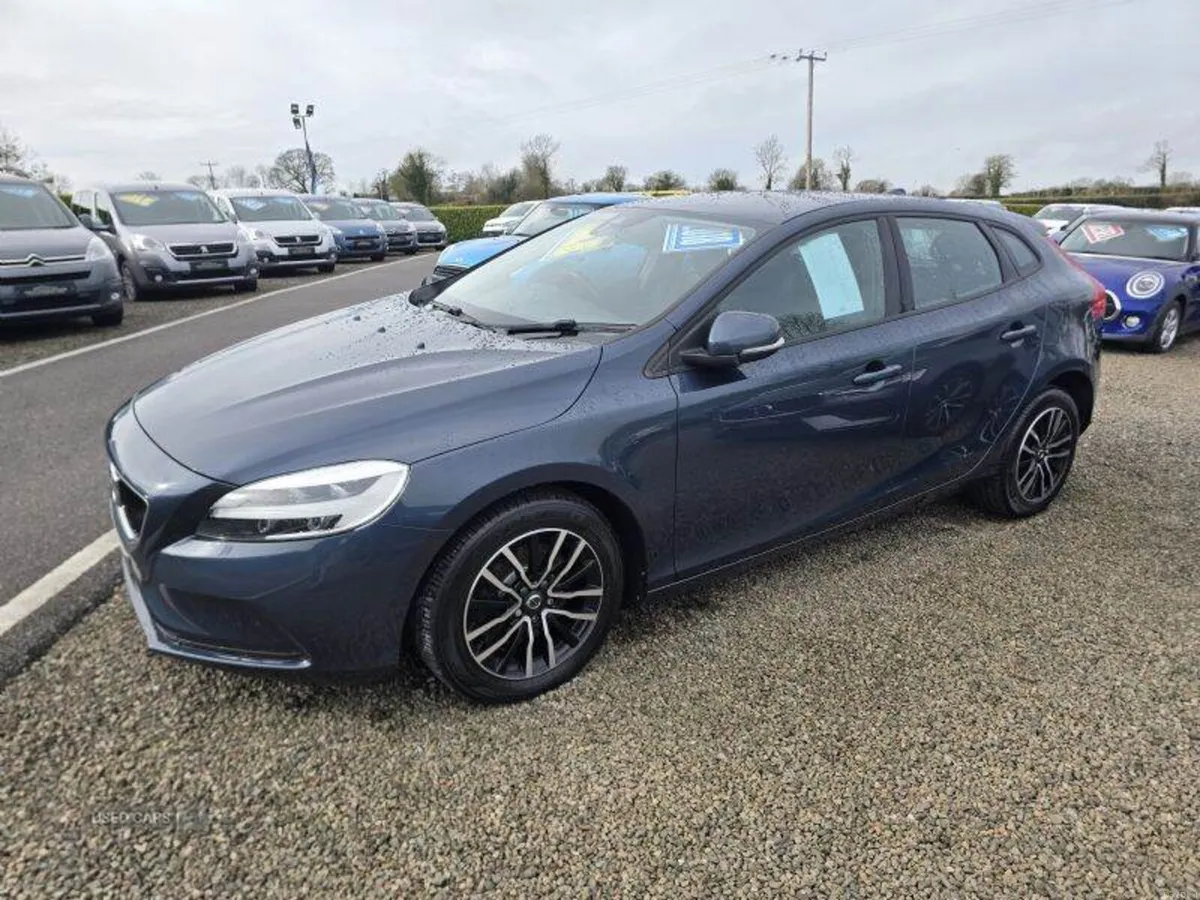 Volvo V40 Momentum - Image 2