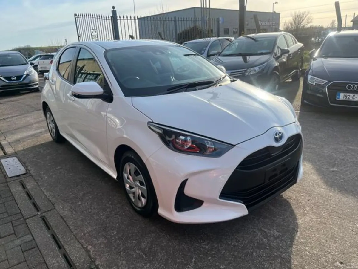 Toyota Yaris Hybrid automatic - Image 2
