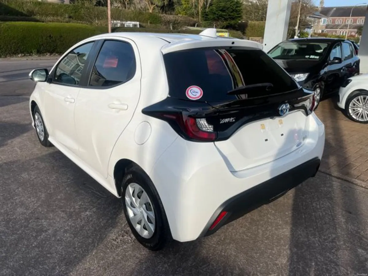 Toyota Yaris Hybrid automatic - Image 4