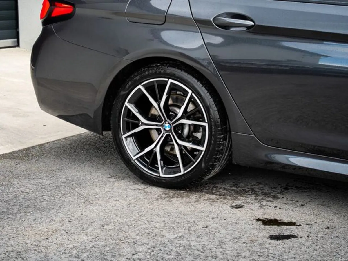 BMW 5-Series 520D M SPORT - Image 3