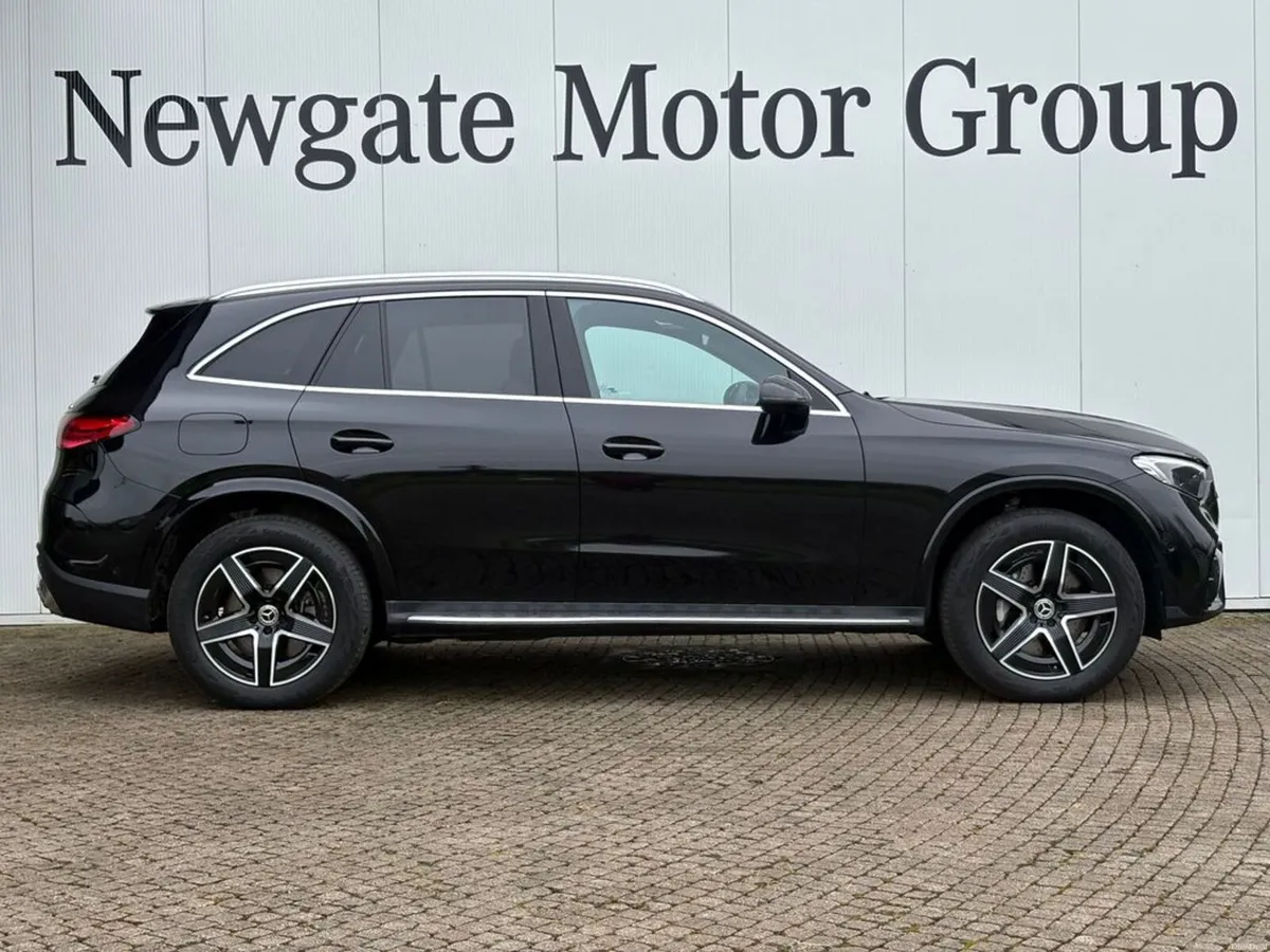 Mercedes-Benz GLC 300e 4MATIC AMG LINE - Image 4