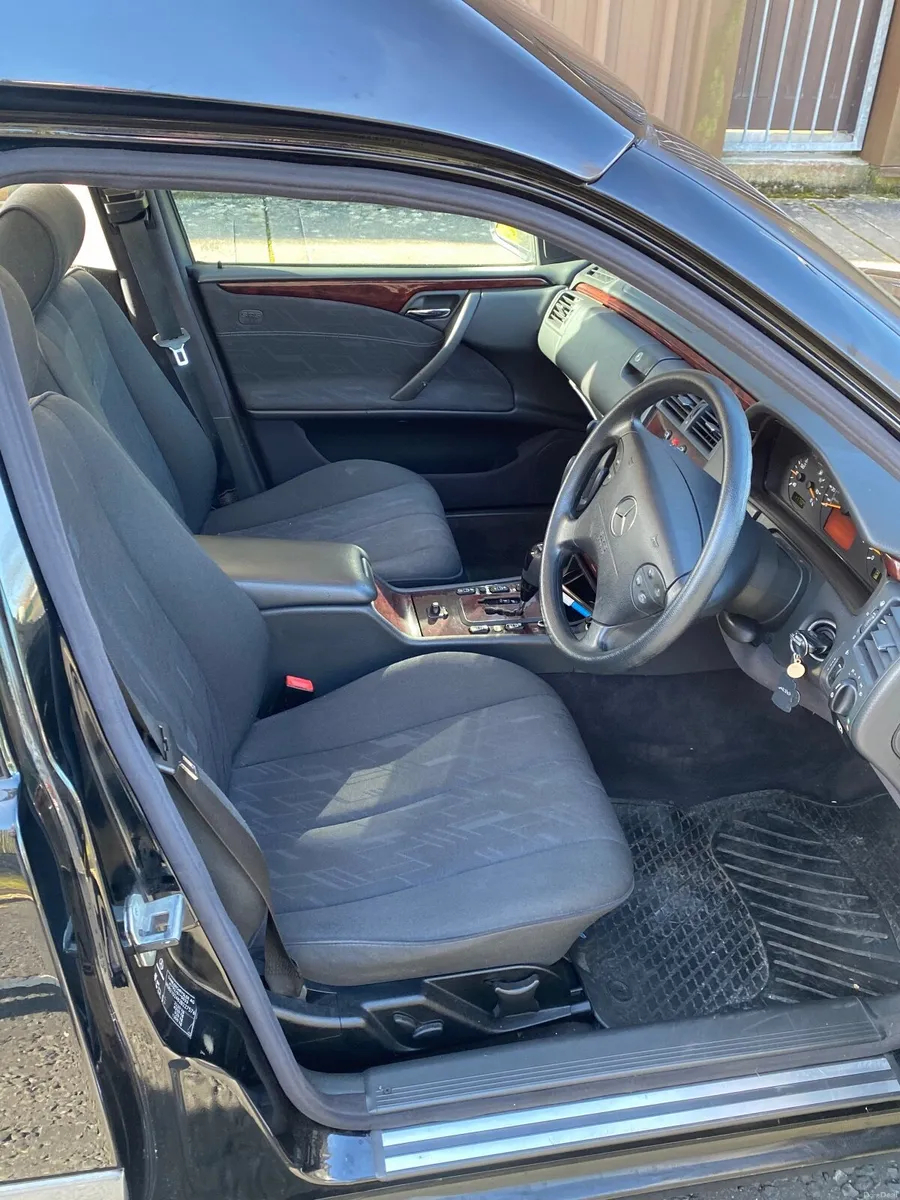 Mercedes-Benz E-Class 2001 - Image 2