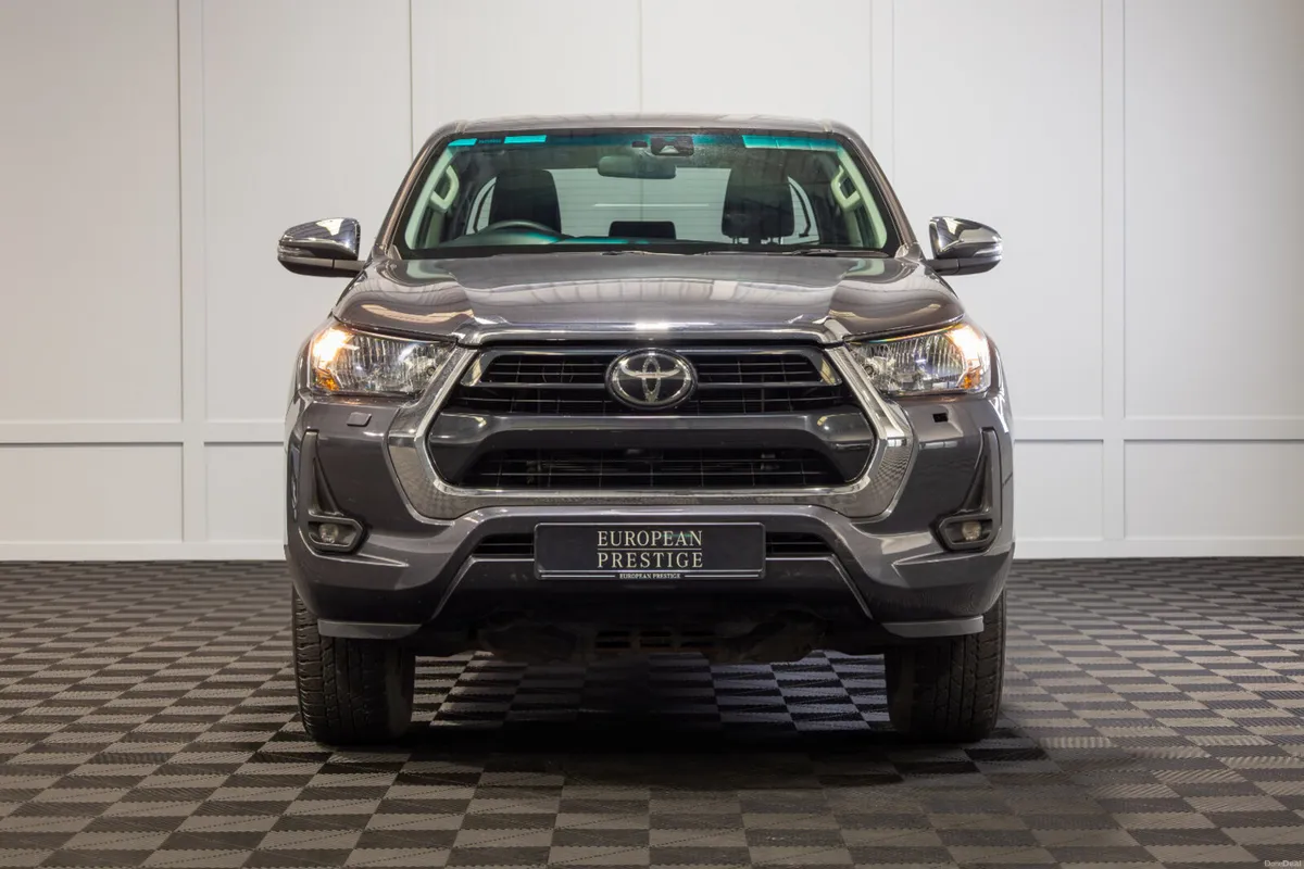 2025 Toyota Hilux SR5 5 Seat N1 Crewcab - Image 2