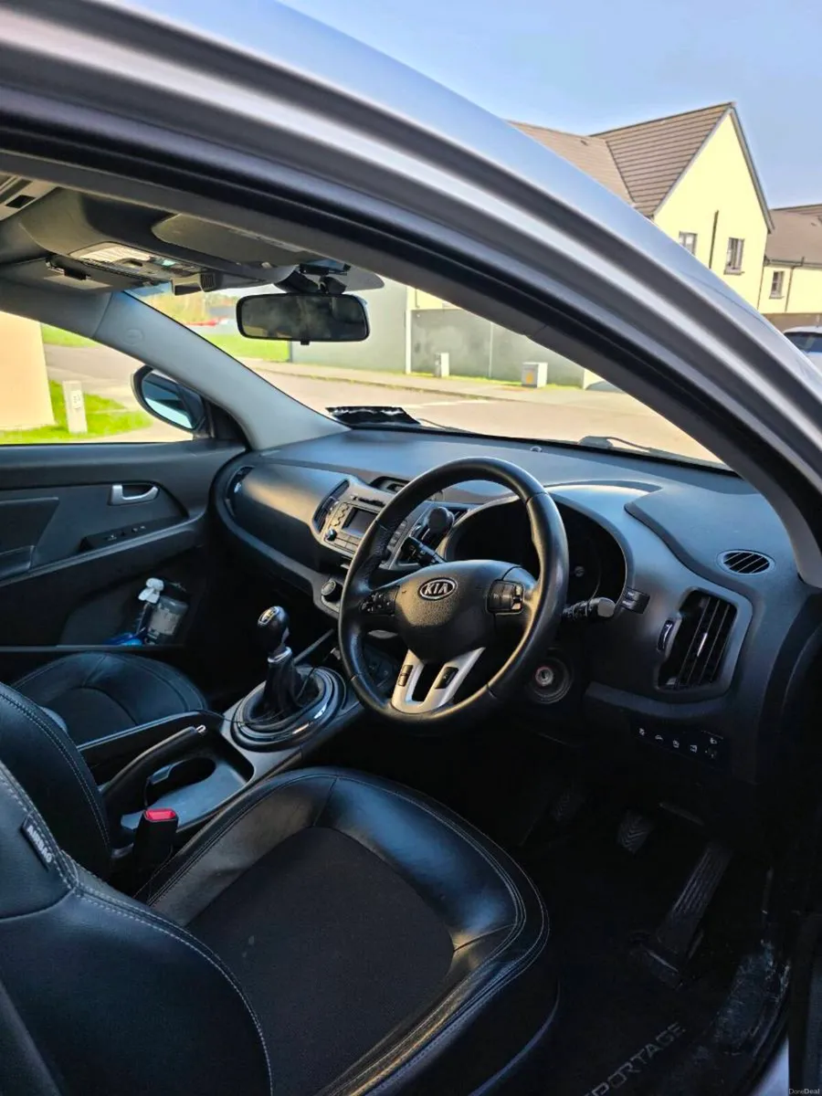 2011 kia sportage - Image 4