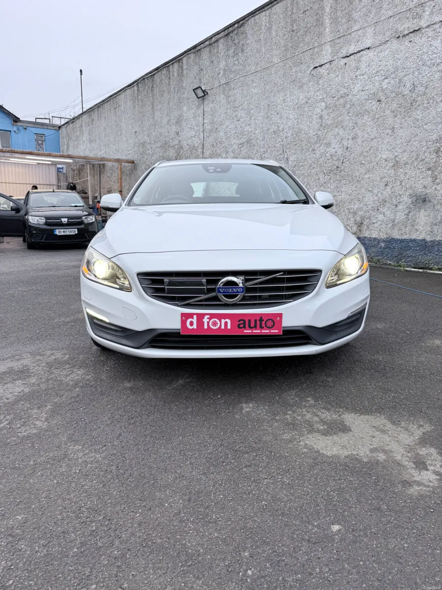 Volvo V60 2.0 Petrol SE LUX AUTO LOW KMS - Image 3