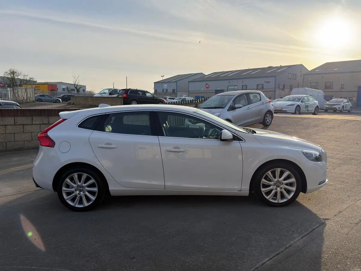 2013 VOLVO V40 , FRESH NCT - Image 4