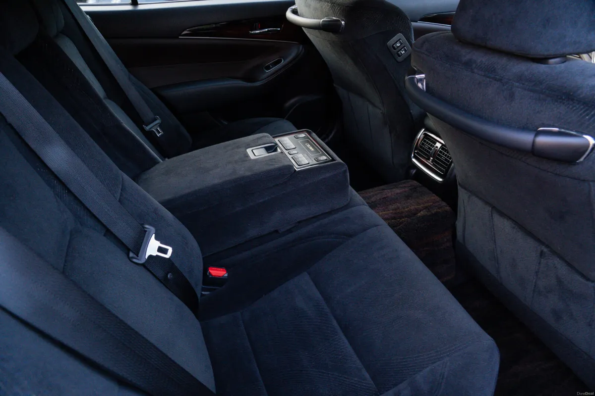 2016 Toyota Crown 2.5 Hybrid - Image 4