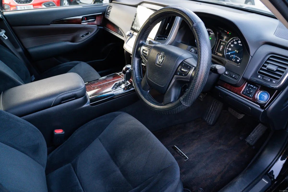 2016 Toyota Crown 2.5 Hybrid - Image 2