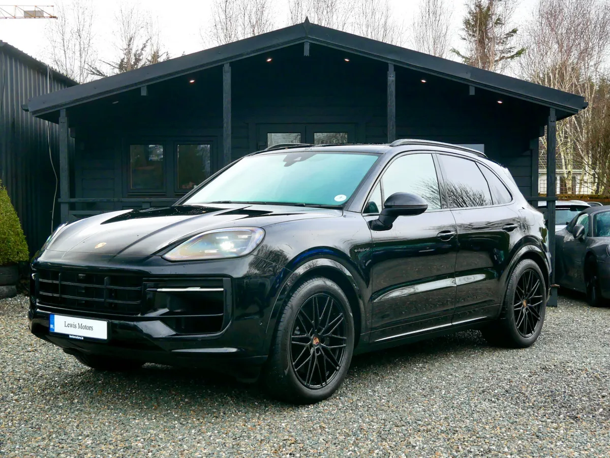 2025 Porsche Cayenne E-Hybrid - Image 3