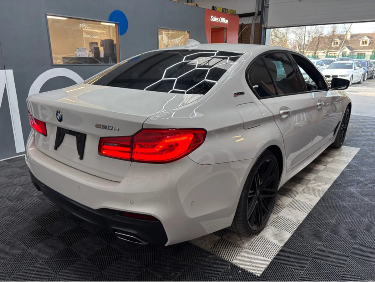BMW 5-Series 530e - M-sport - Sunroof - 360 Camera - Image 2